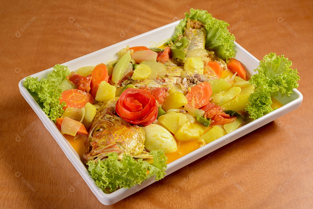 Caldeirada de peixe brasileira com legumes e ovo cozido em tigela branca. Culinária típica brasileira.