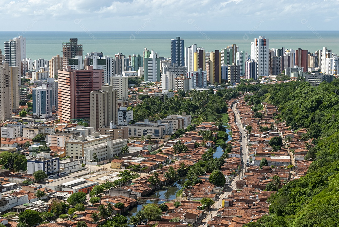 Prédios e casas mostrando contraste social entre ricos e pobres.