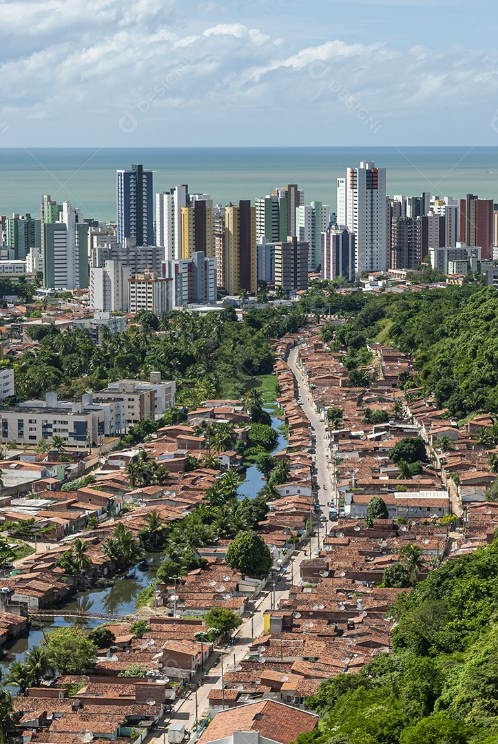 Prédios e casas mostrando contraste social entre ricos e pobres.