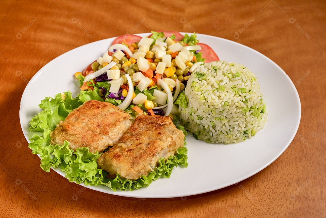 Peixe frito, acompanhado de arroz com brócolis e salada. Prato tradicional brasileiro.