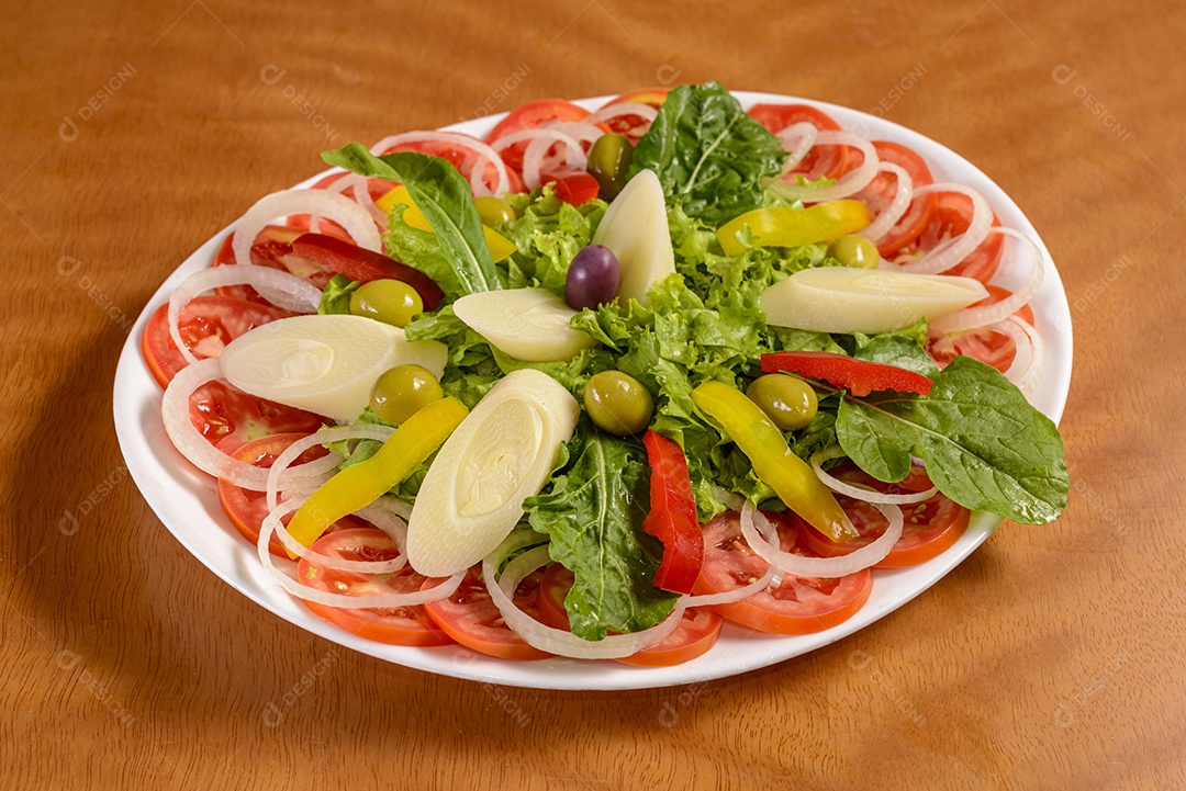 Salada de legumes com palmito, tomate, cebola, pimentão, rúcula, alface e azeitonas.