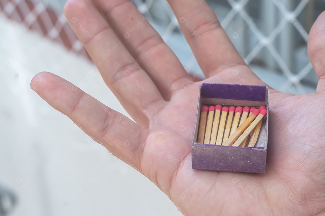 Fósforo vermelho com luz natural, Conceito de ignição ou iniciação.