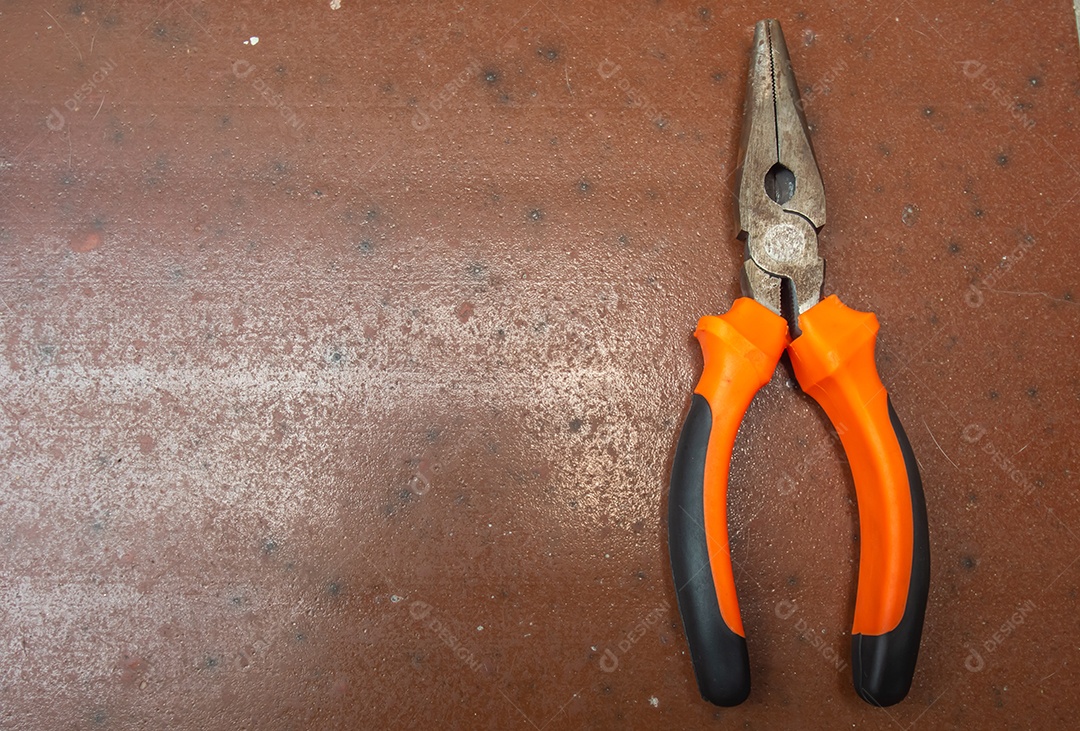 Alicate com uma mão segurando conceito de ferramentas.