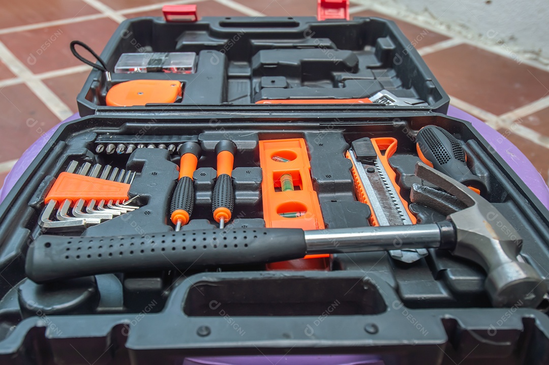 Caixa de ferramentas com martelo, chave de fenda e vários outros.