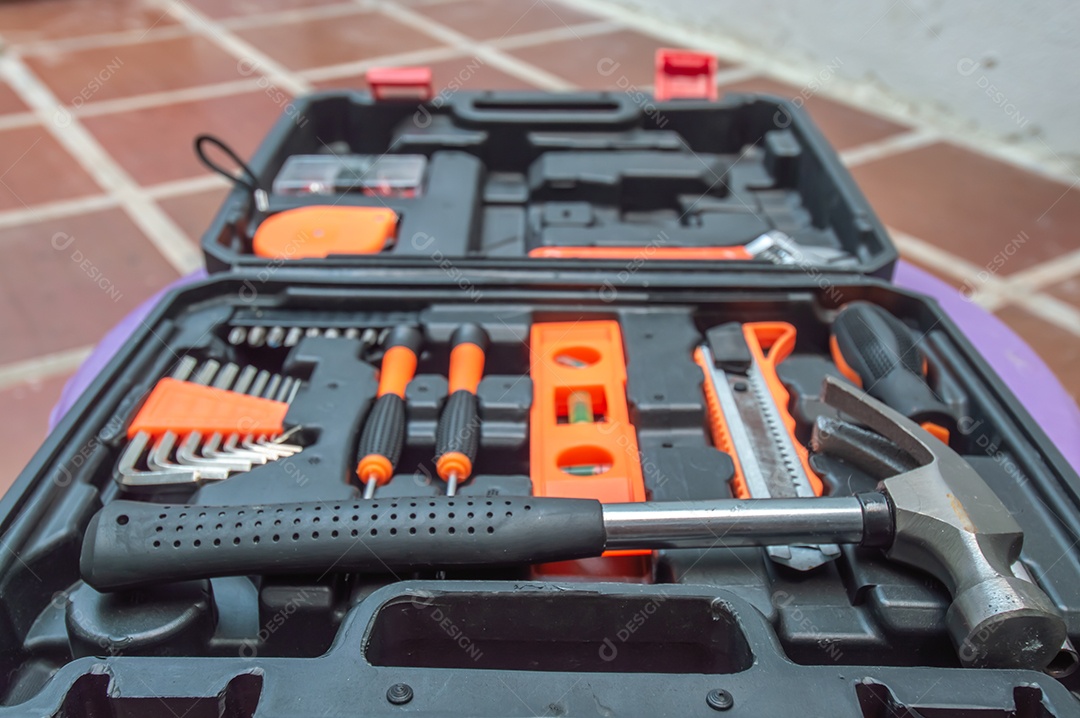 Caixa de ferramentas com martelo, chave de fenda e vários outros.