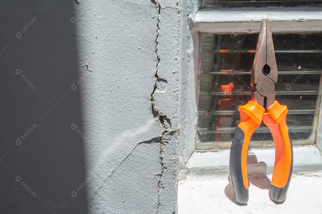 Alicate com uma mão segurando conceito de ferramentas.