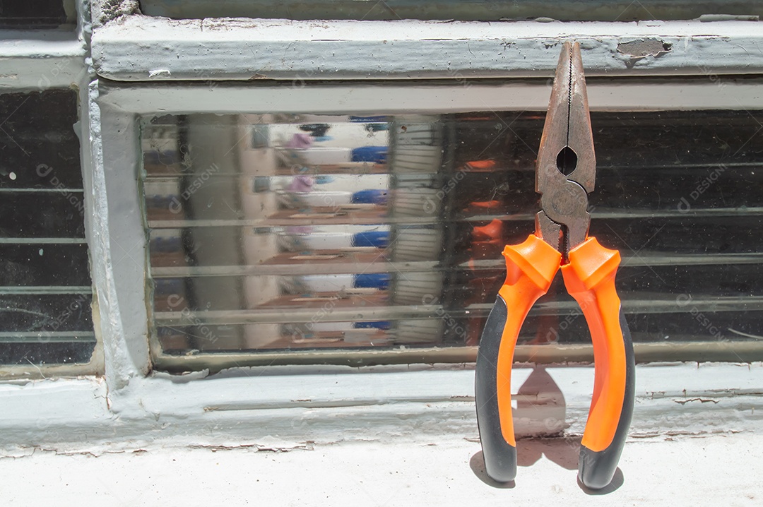 Alicate com uma mão segurando conceito de ferramentas.