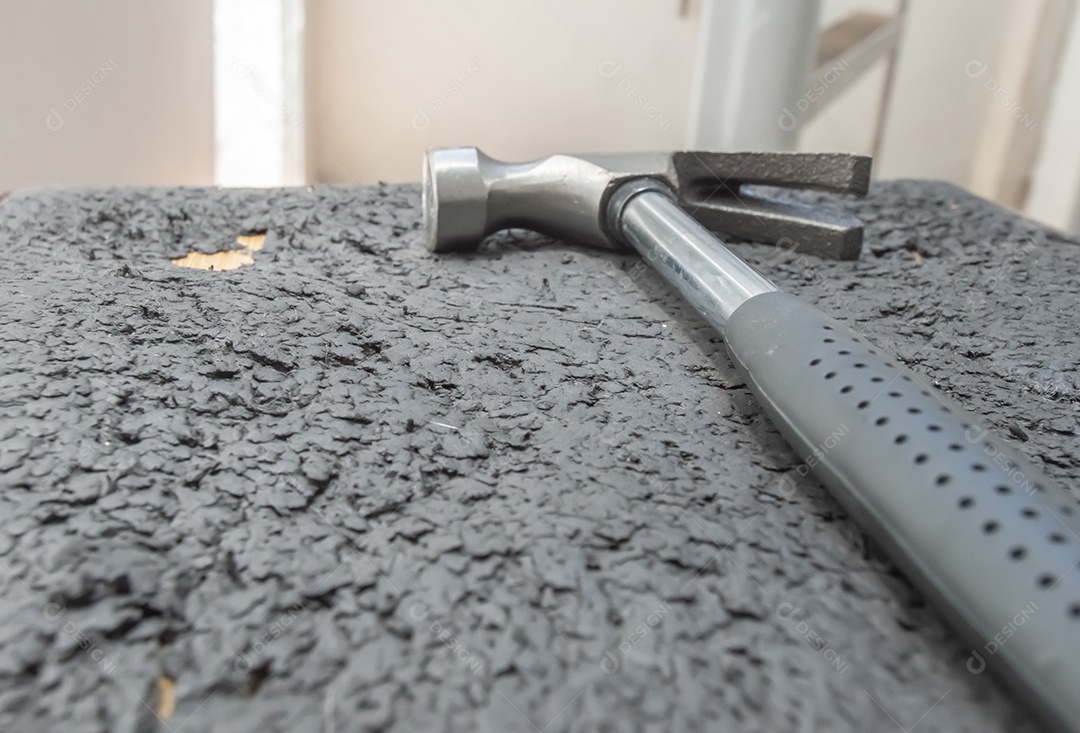 Martelo com cabo preto, espaço de cópia à esquerda, conceito de manutenção