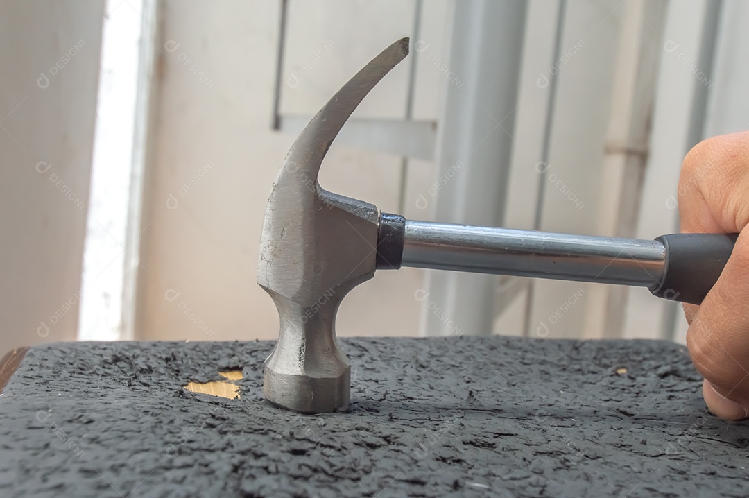 Martelo com cabo preto, espaço de cópia à esquerda, conceito de manutenção