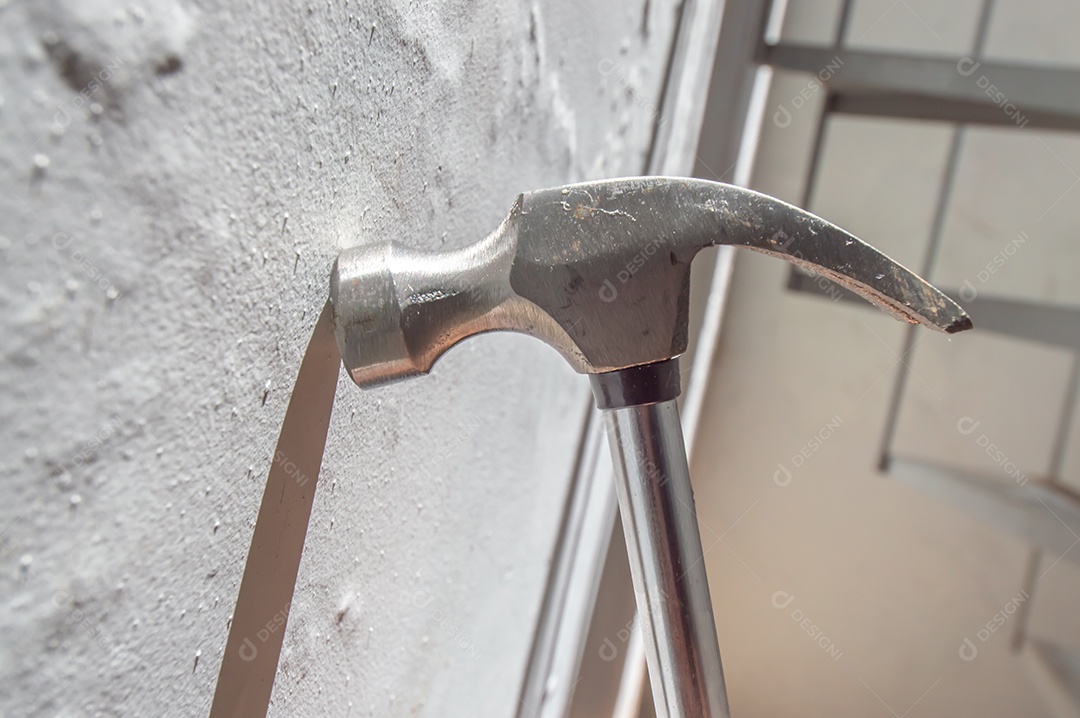 Martelo com cabo preto, espaço de cópia à esquerda, conceito de manutenção