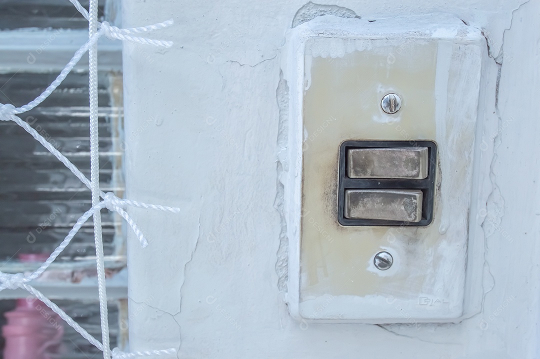 Interruptor de luz com para o lado no fundo da parede..