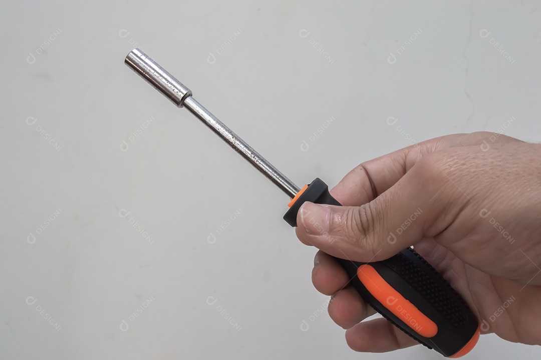 Chave de fenda, ferramenta de metal, cabo de plástico, laranja.