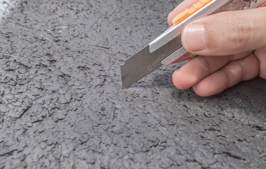 Mão seca segurando cortadores de caixa e fatiando.