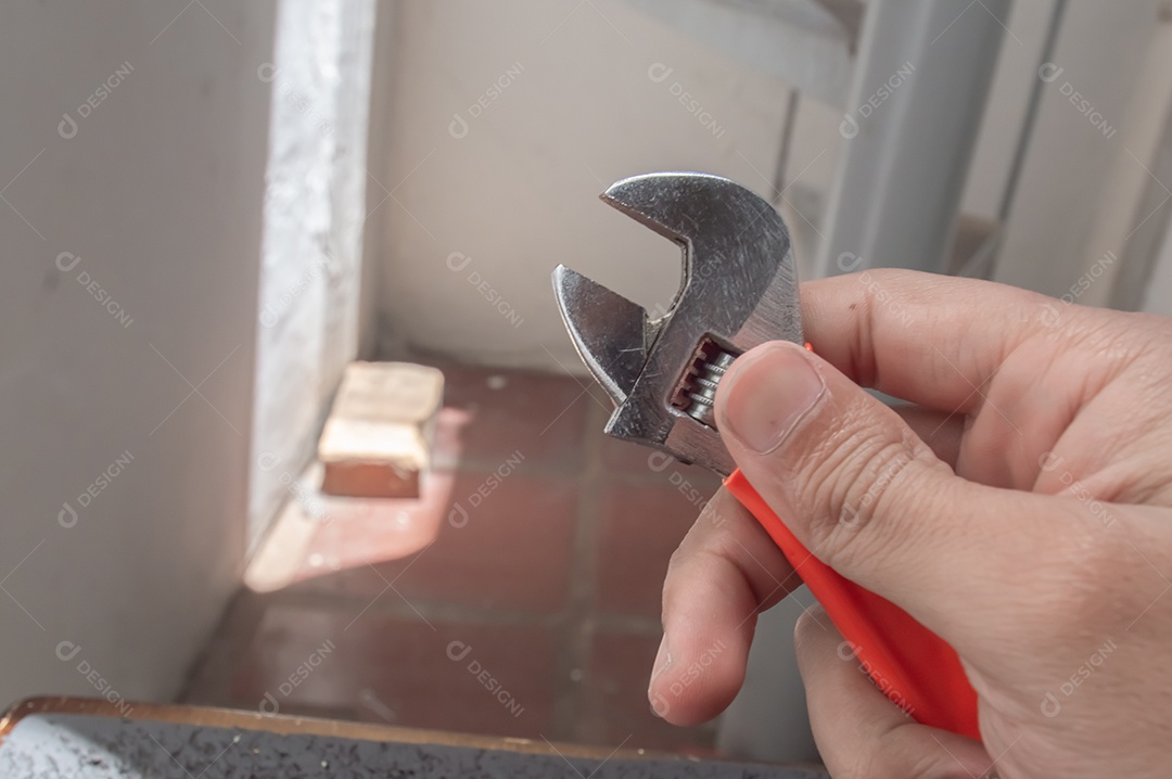 Alicate com uma mão segurando conceito de ferramentas.