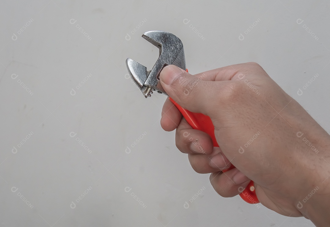 Alicate com uma mão segurando conceito de ferramentas.