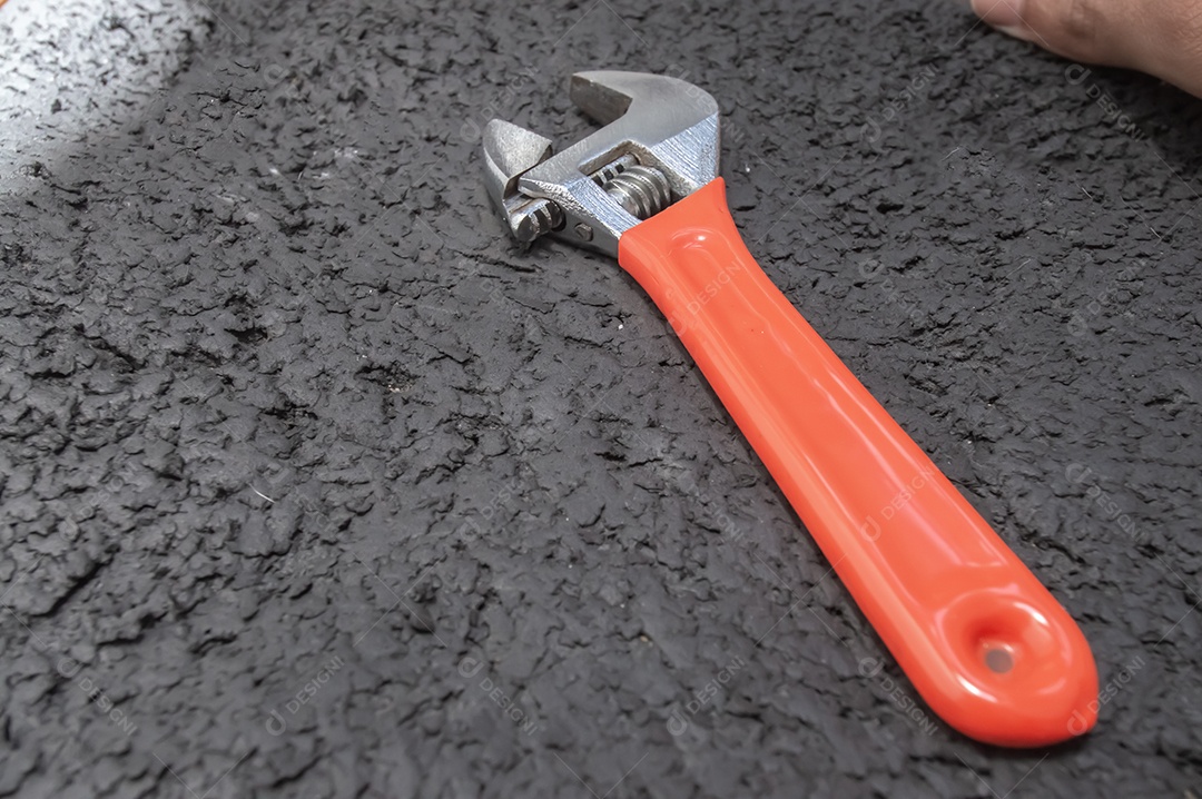 Fundo industrial de chave ajustável segurando à mão.