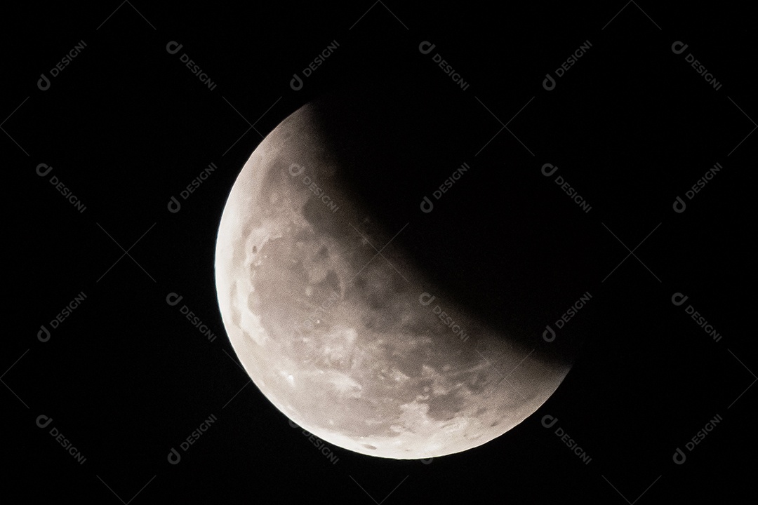 Lua no fundo escuro da noite escura