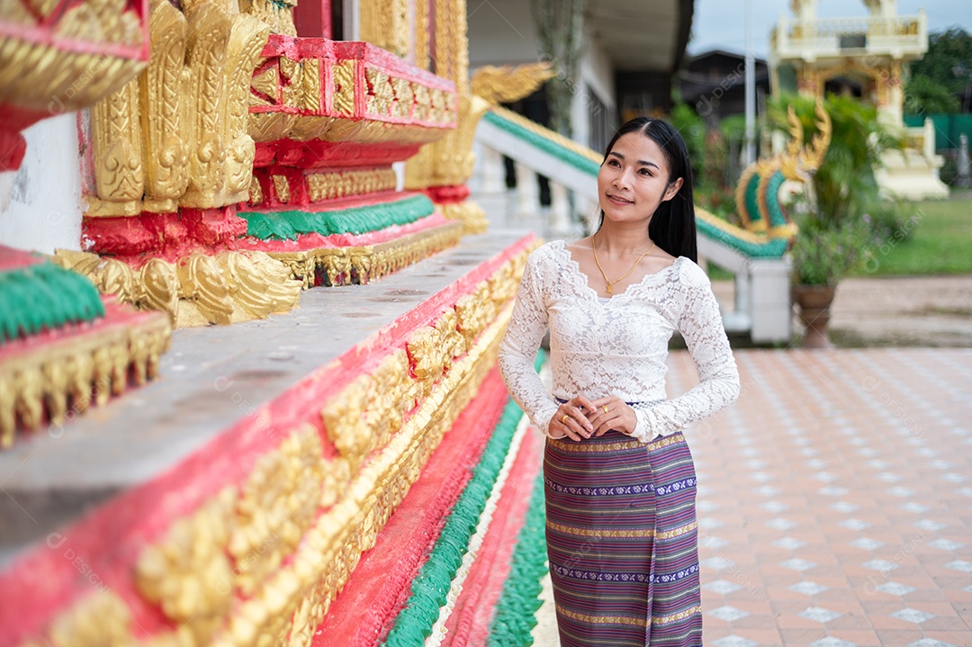 Mulher Tailandesa vestida em traje tradicional da Tailândia em templo