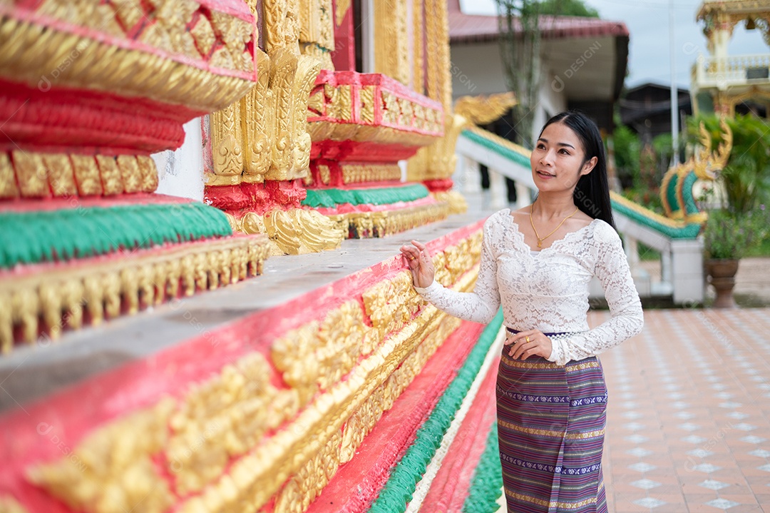 Mulher Tailandesa vestida em traje tradicional da Tailândia em templo