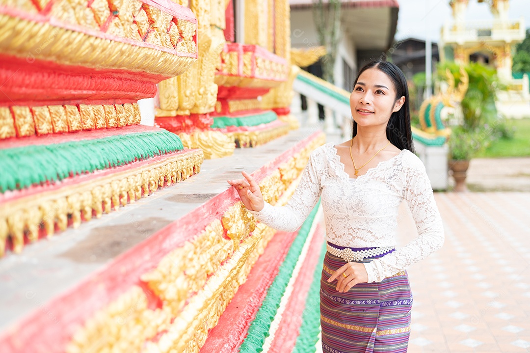 Mulher Tailandesa vestida em traje tradicional da Tailândia em templo