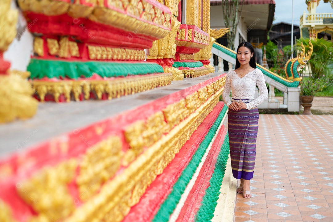 Mulher Tailandesa vestida em traje tradicional da Tailândia em templo