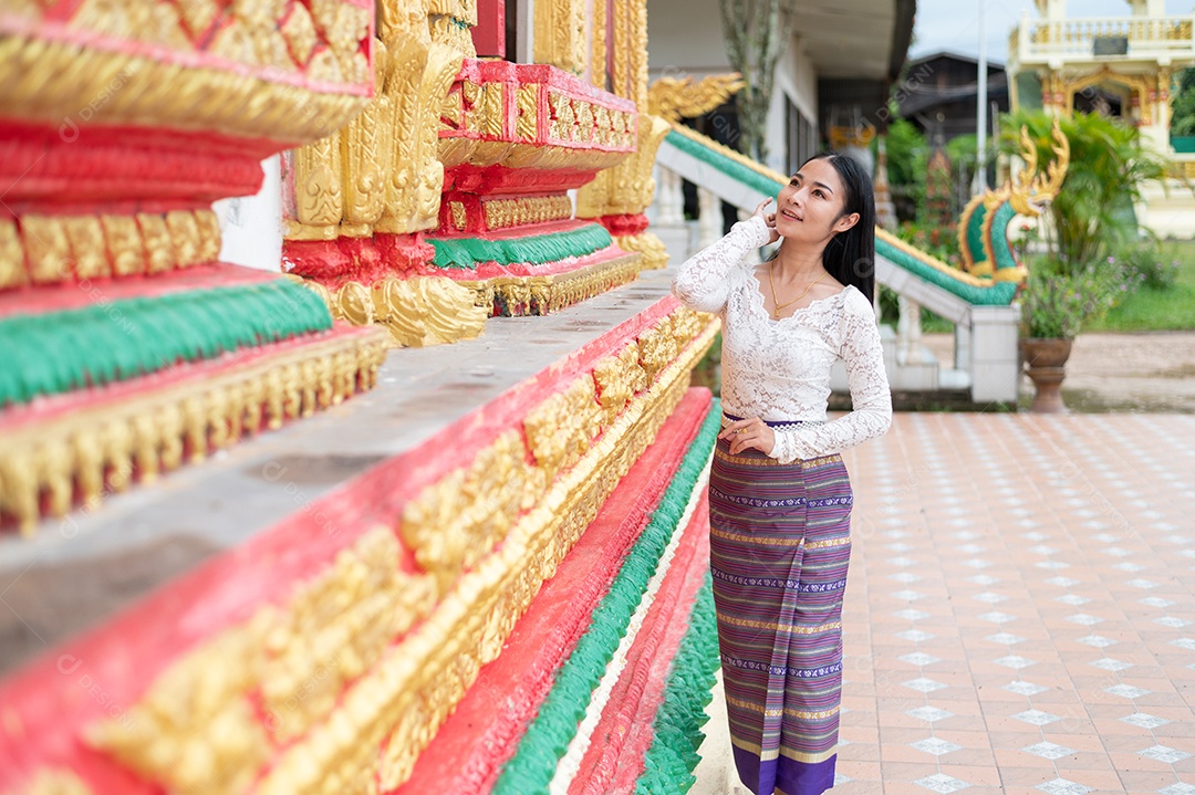 Mulher Tailandesa vestida em traje tradicional da Tailândia em templo