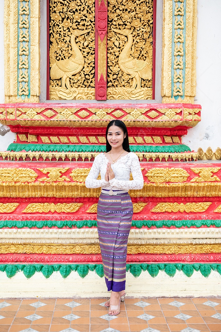 Mulher Tailandesa vestida em traje tradicional da Tailândia em templo