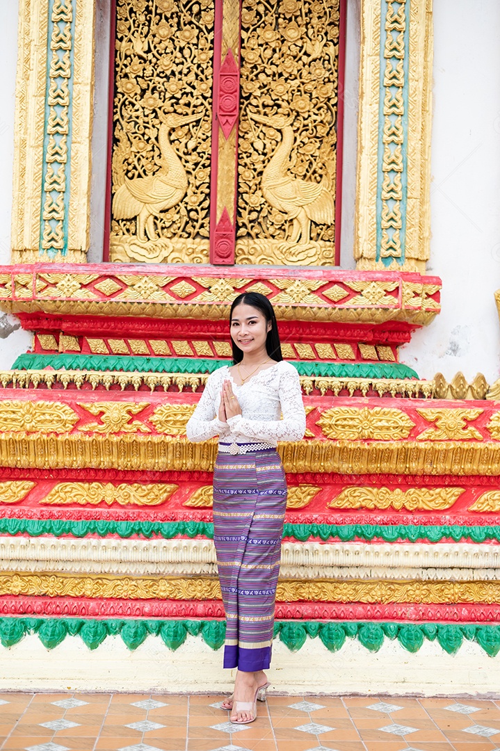 Mulher Tailandesa vestida em traje tradicional da Tailândia em templo