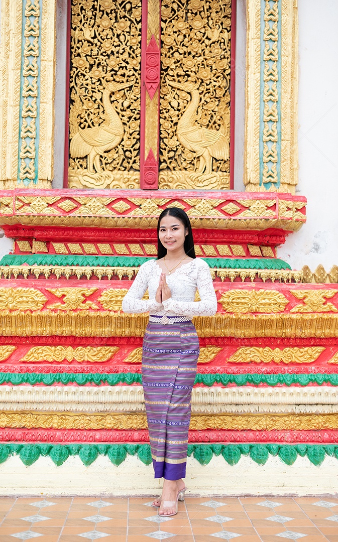 Mulher Tailandesa vestida em traje tradicional da Tailândia em templo