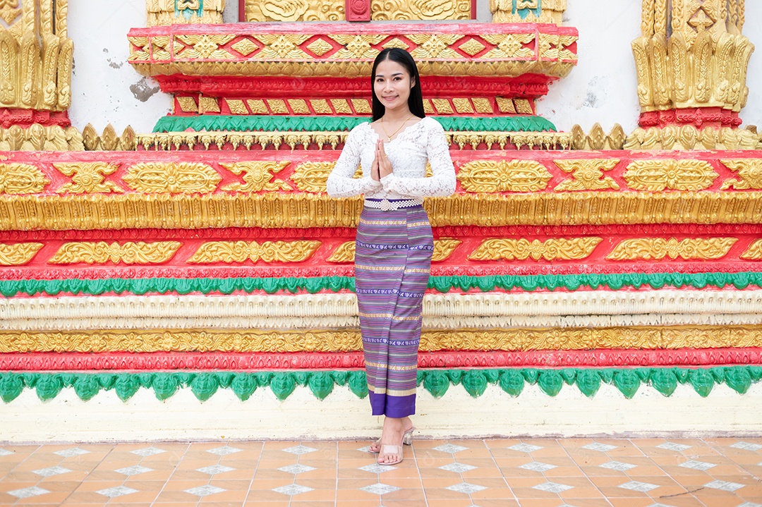 Mulher Tailandesa vestida em traje tradicional da Tailândia em templo