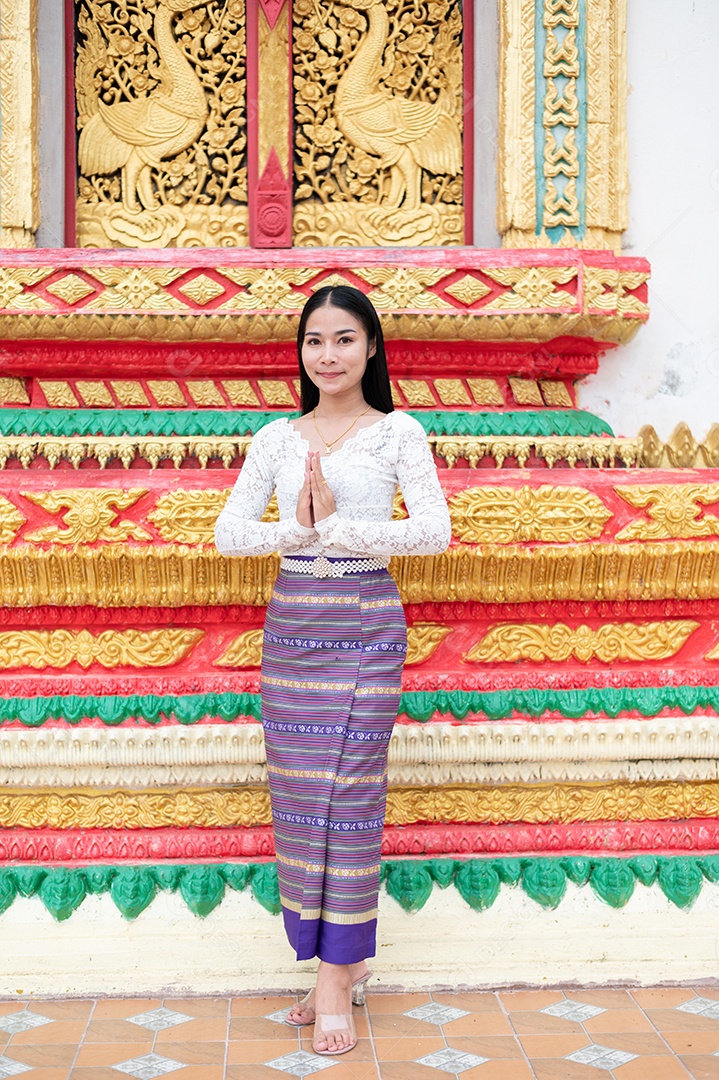 Mulher Tailandesa vestida em traje tradicional da Tailândia em templo