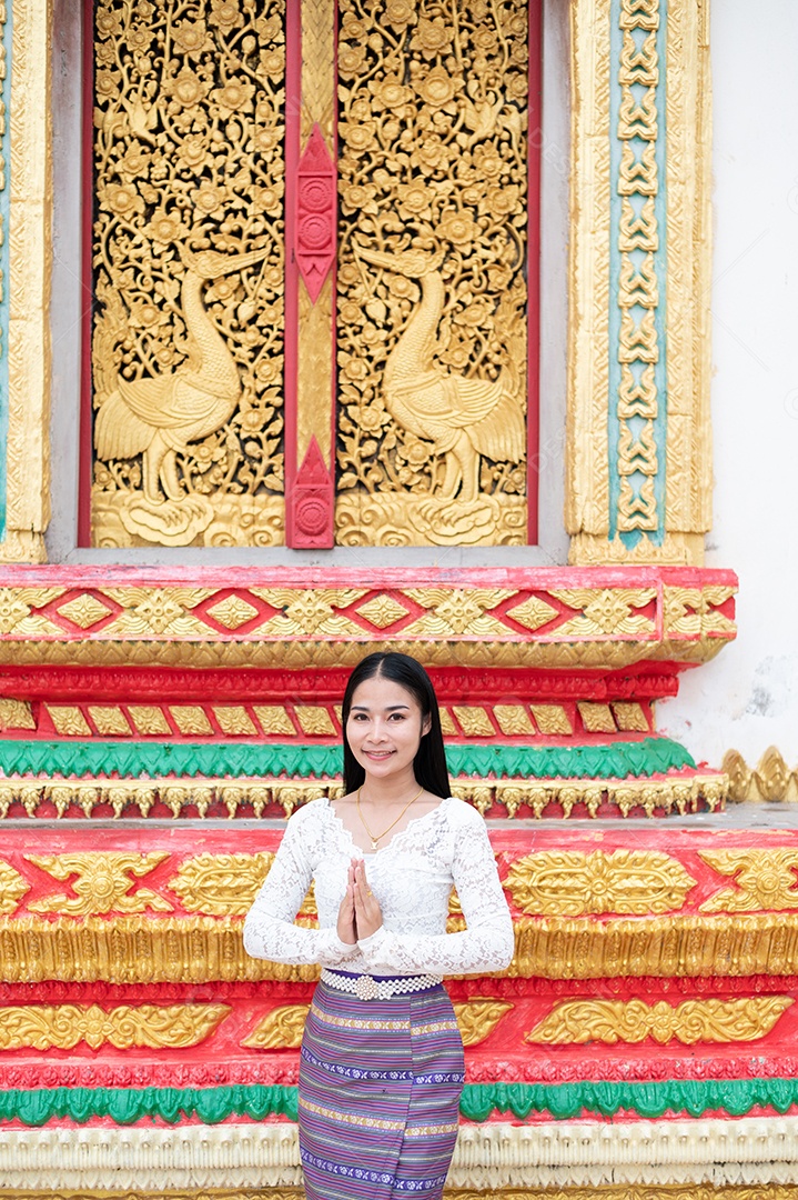 Mulher Tailandesa vestida em traje tradicional da Tailândia em templo