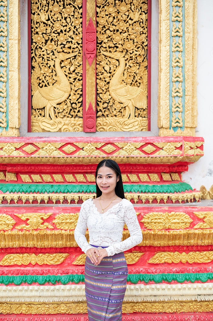 Mulher Tailandesa vestida em traje tradicional da Tailândia em templo