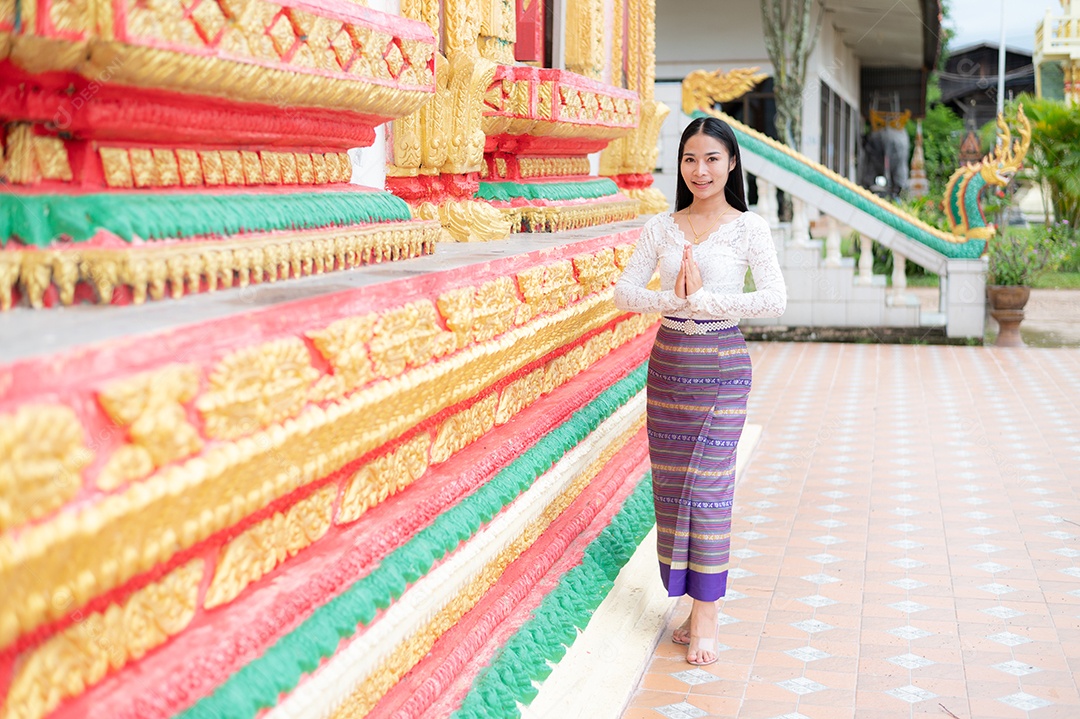 Mulher Tailandesa vestida em traje tradicional da Tailândia em templo
