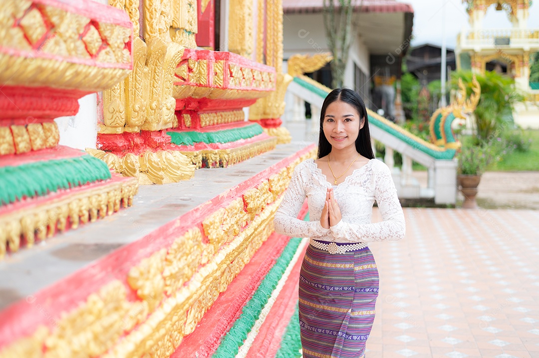 Mulher Tailandesa vestida em traje tradicional da Tailândia em templo