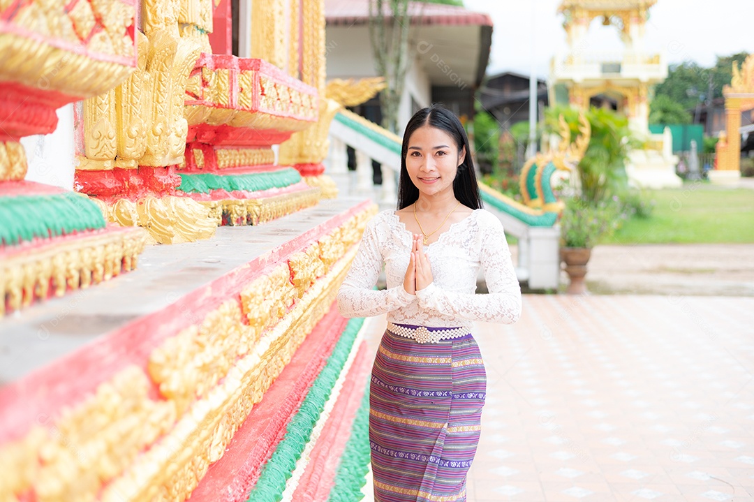 Mulher Tailandesa vestida em traje tradicional da Tailândia em templo