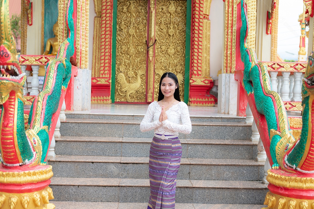 Mulher Tailandesa vestida em traje tradicional da Tailândia em templo