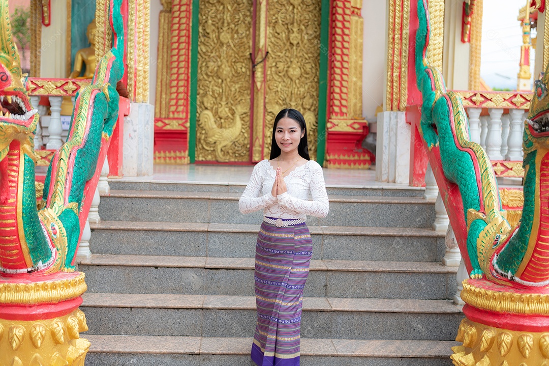 Mulher Tailandesa vestida em traje tradicional da Tailândia em templo