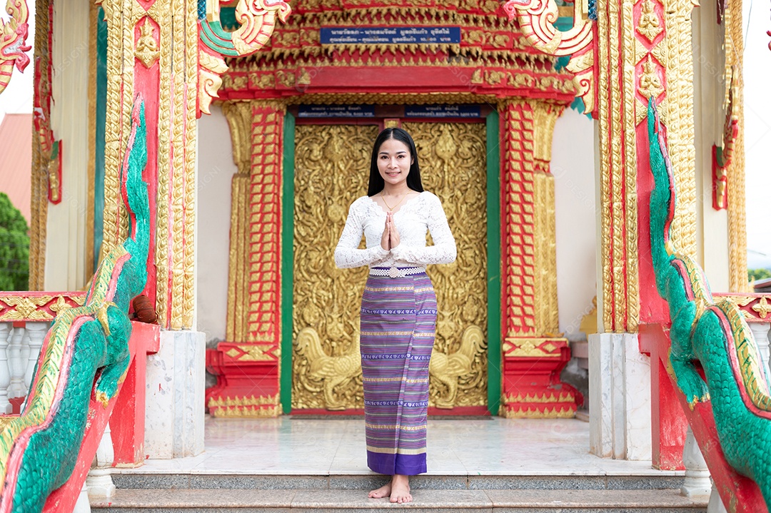 Mulher Tailandesa vestida em traje tradicional da Tailândia em templo