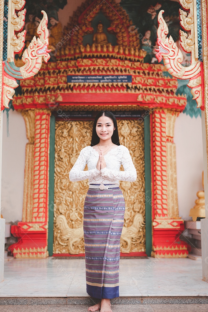 Mulher Tailandesa vestida em traje tradicional da Tailândia em templo