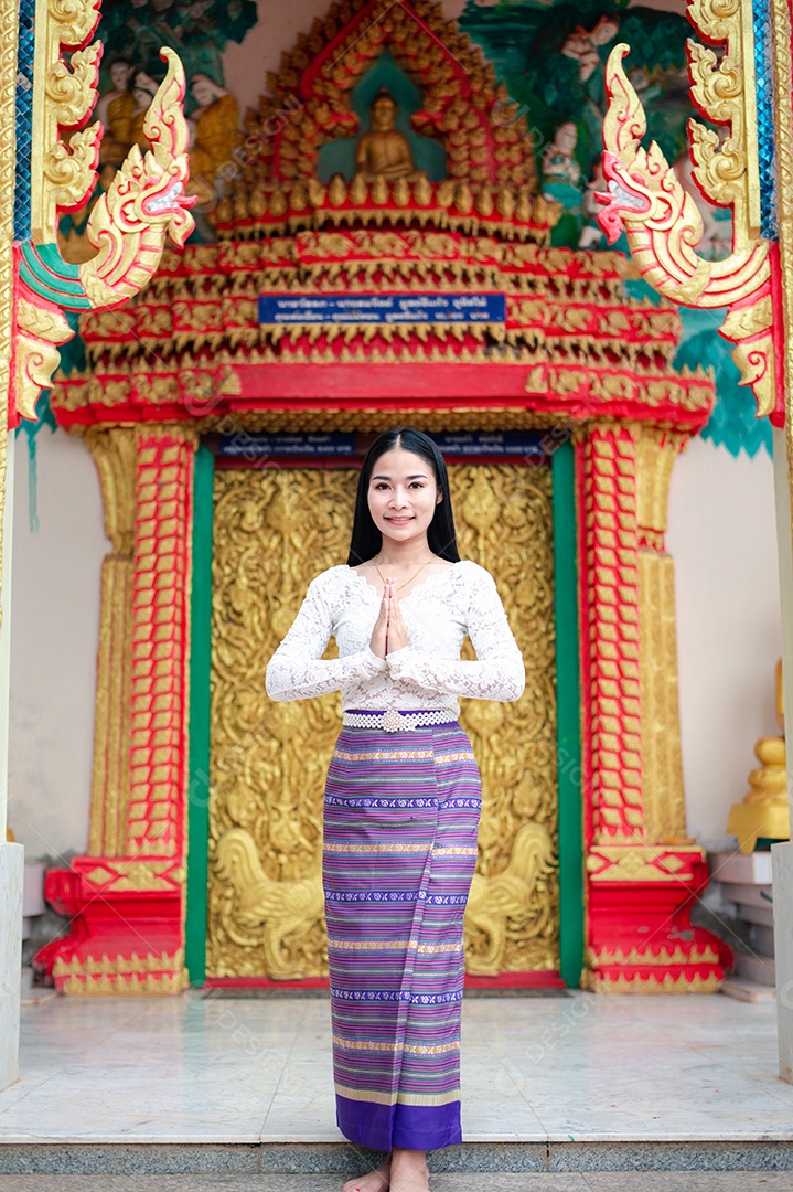 Mulher Tailandesa vestida em traje tradicional da Tailândia em templo