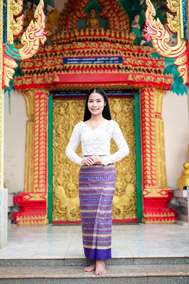 Mulher Tailandesa vestida em traje tradicional da Tailândia em templo