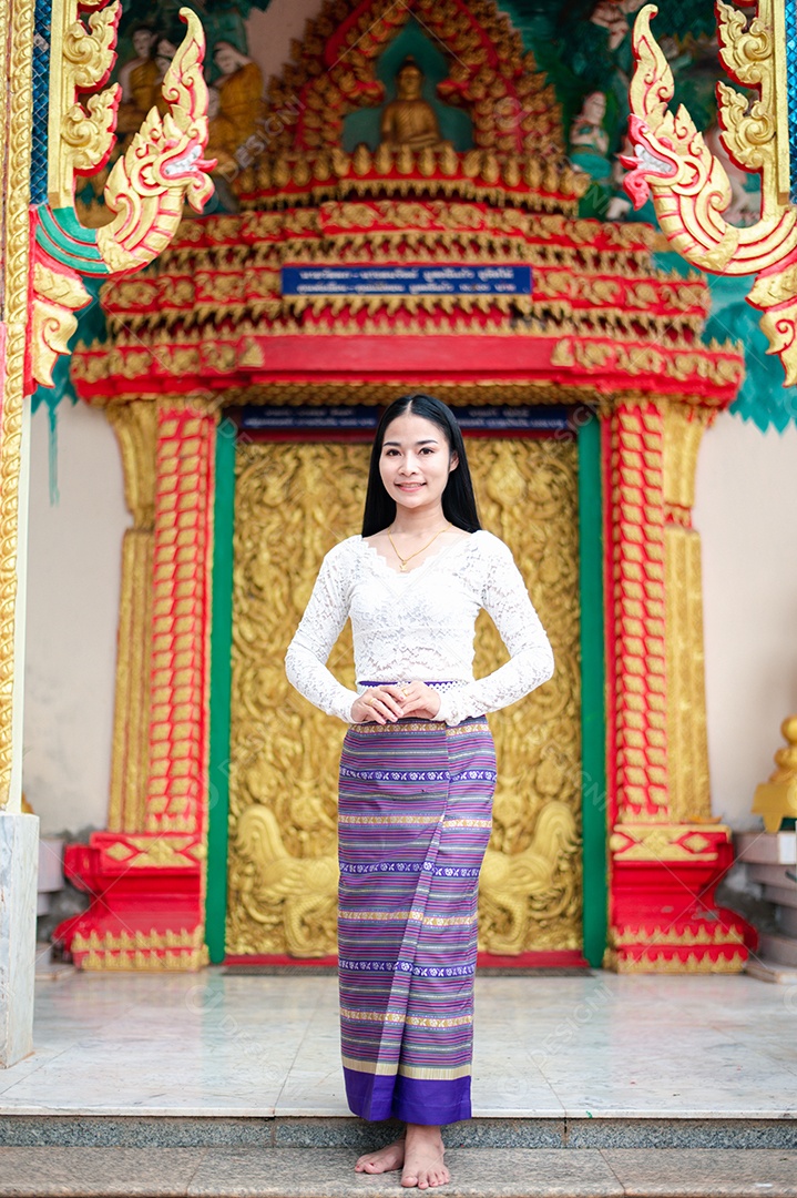 Mulher Tailandesa vestida em traje tradicional da Tailândia em templo