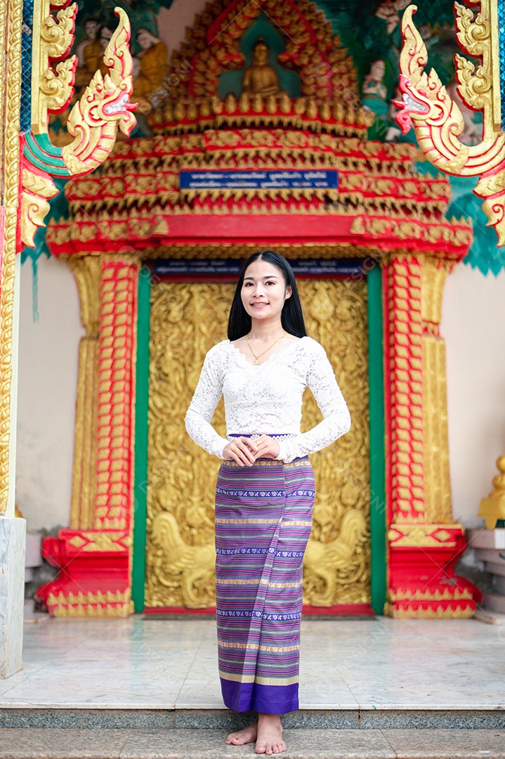 Mulher Tailandesa vestida em traje tradicional da Tailândia em templo
