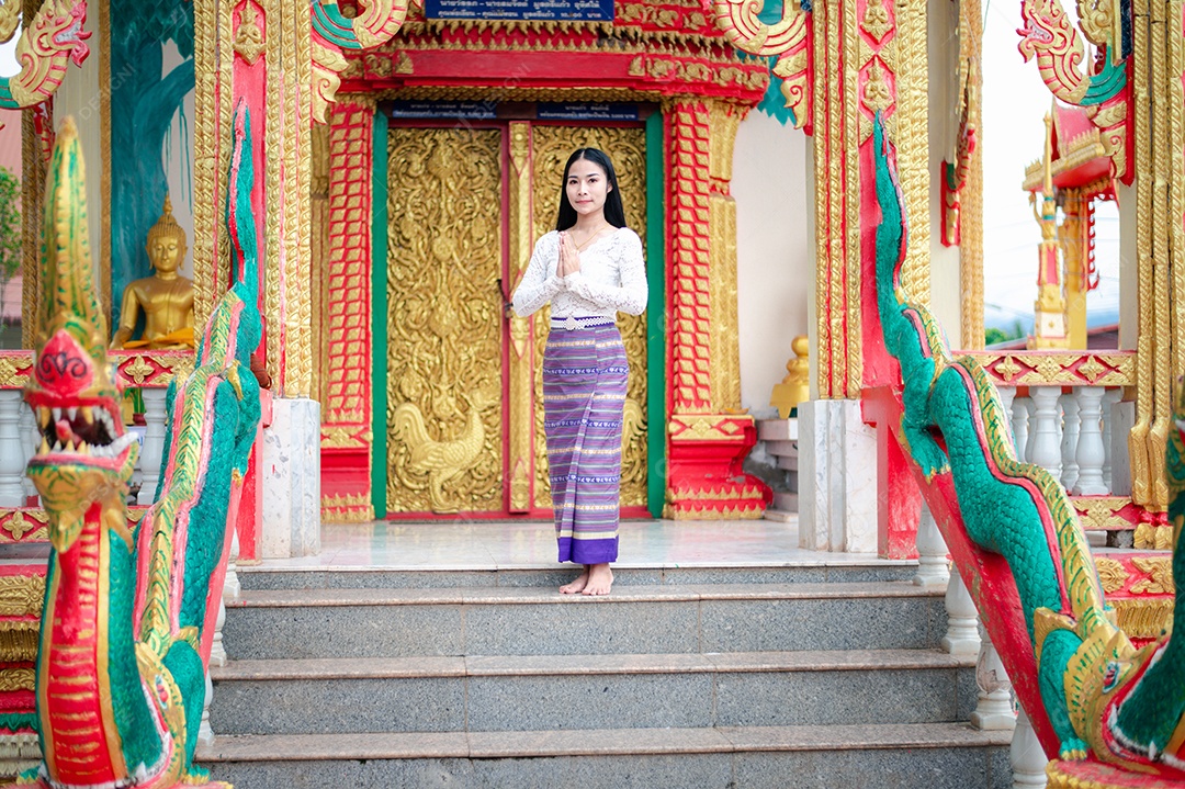 Mulher Tailandesa vestida em traje tradicional da Tailândia