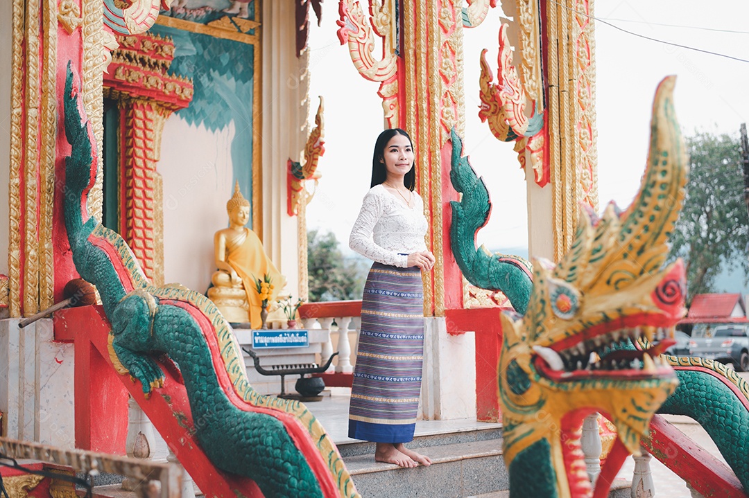 Mulher Tailandesa vestida em traje tradicional da Tailândia
