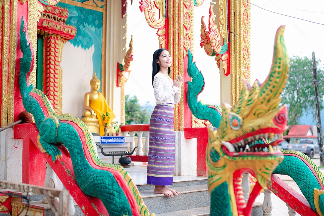 Mulher Tailandesa vestida em traje tradicional da Tailândia