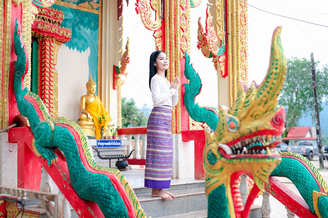 Mulher Tailandesa vestida em traje tradicional da Tailândia