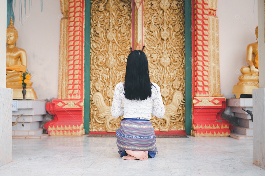 Mulher Tailandesa vestida em traje tradicional da Tailândia