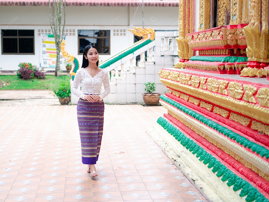 Mulher Tailandesa vestida em traje tradicional da Tailândia